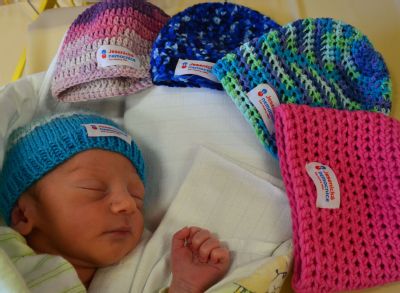 Ručně vyráběné čepičky potěší miminka Jesenické nemocnice