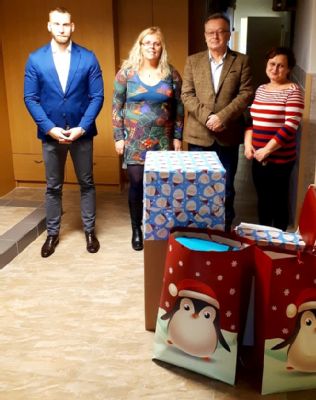 Zaměstnanci Jesenické nemocnice zpříjemní vánoční svátky dětem z Dětského domova Černá Voda dárky