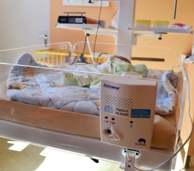 Nemocnice AGEL Jeseník má nové monitory dechu. Bedlivě hlídají novorozence a rodičům umožňují klidný spánek