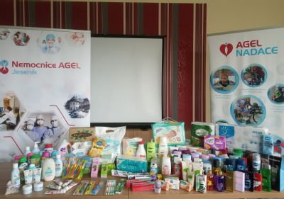Zaměstnanci Nemocnice AGEL Jeseník darovali v rámci Jarní sbírky NADACE AGEL azylovému domu drogerii a kosmetiku