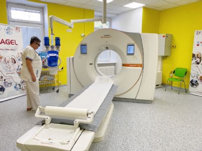 Nemocnice AGEL Jeseník pořídila nové CT nejvyšší kvality v rámci technické specifikace za více než 20 milionů. Je komfortnější i šetrnější pro pacienty a má i přesnější diagnostiku